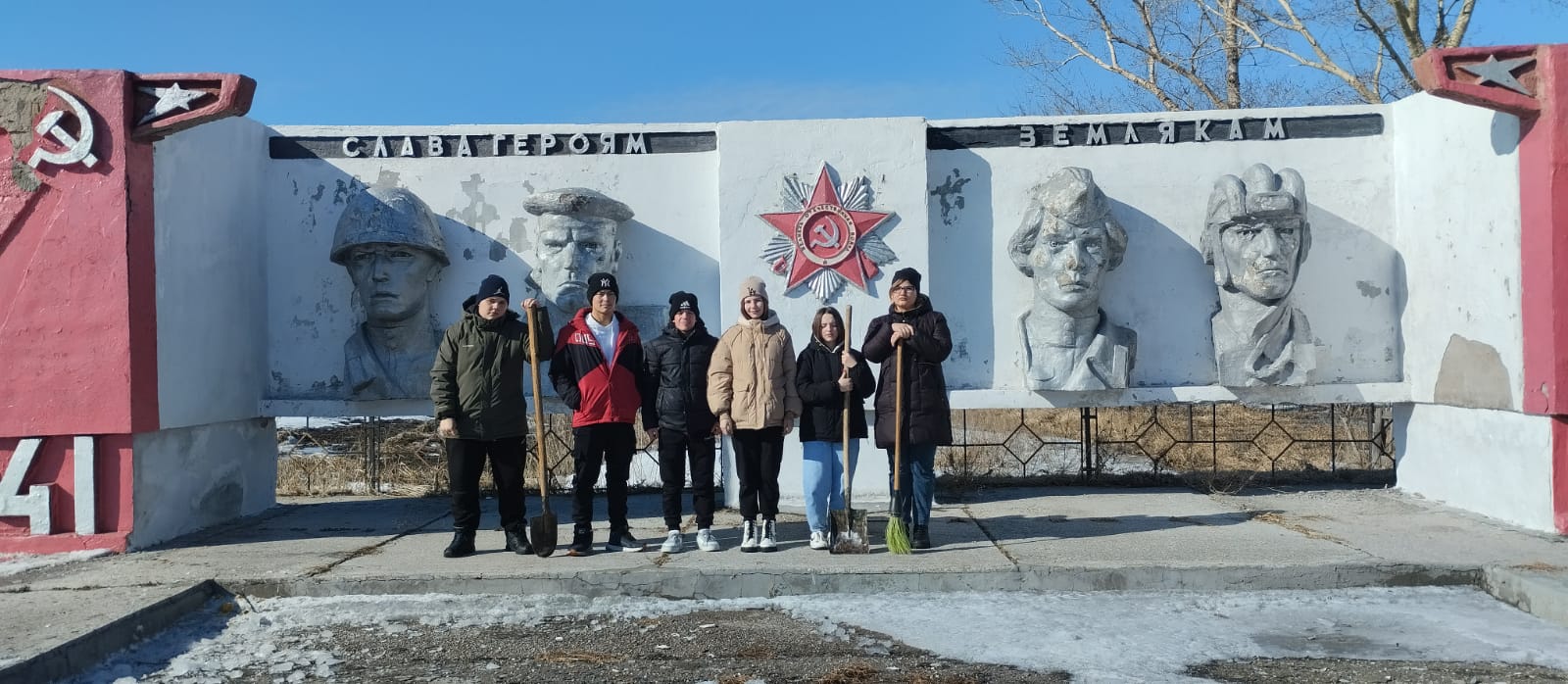 Уборка от снега Мемориала Славы.